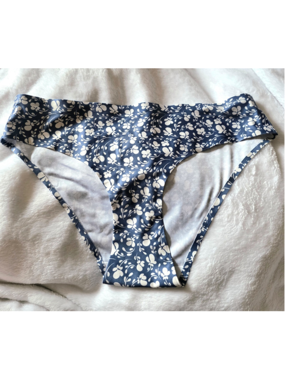 Catherine Malandrino Seamless Bikini Panties Size Medium NWOT